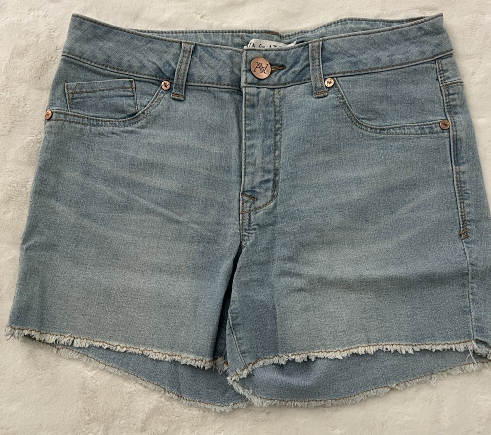 Ava & Alex Denim Shorts Womens Size 6 Light Wash Raw Hem Stretch Casual